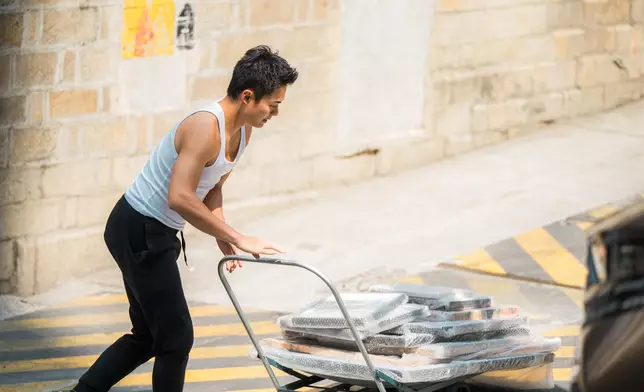 途中聽到車尾發出巨響，Danny即時落車救畫。