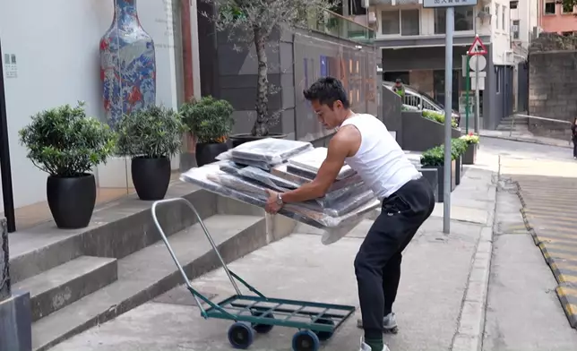 途中聽到車尾發出巨響，Danny即時落車救畫。