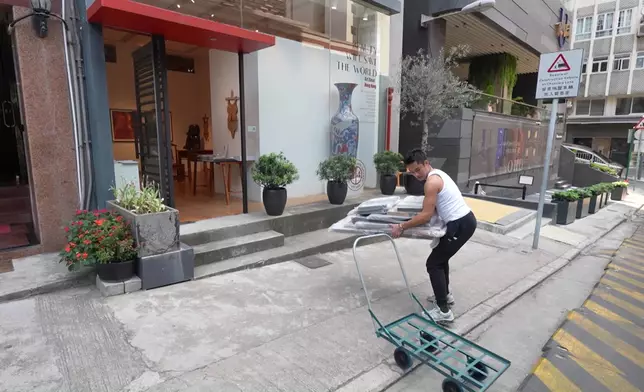 途中聽到車尾發出巨響，Danny即時落車救畫。