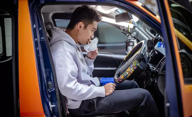 孔德賢停埋路邊醫肚時獲婆婆大讚「好靚仔」！