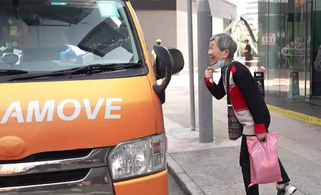 孔德賢停埋路邊醫肚時獲婆婆大讚「好靚仔」！