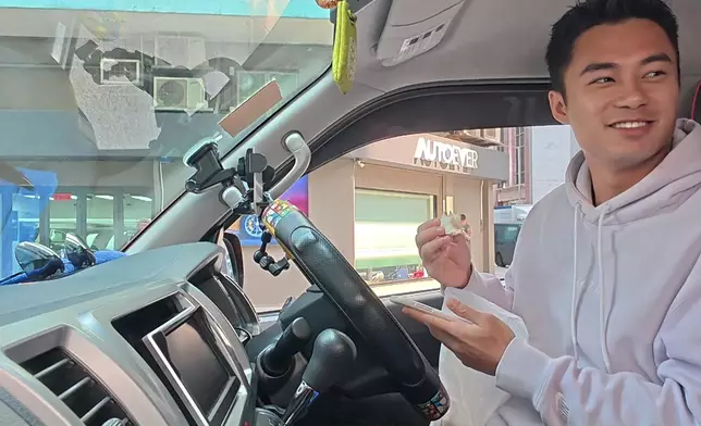 孔德賢停埋路邊醫肚時獲婆婆大讚「好靚仔」！