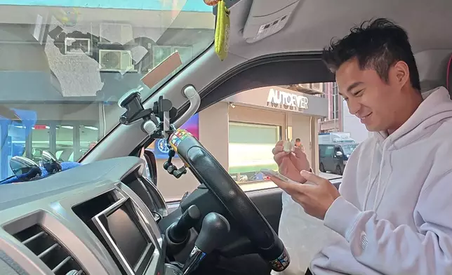 孔德賢停埋路邊醫肚時獲婆婆大讚「好靚仔」！