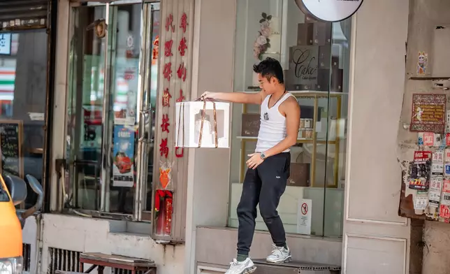 孔德賢一上車就為蛋糕開大冷氣，呢個司機確係細心，抵讚！