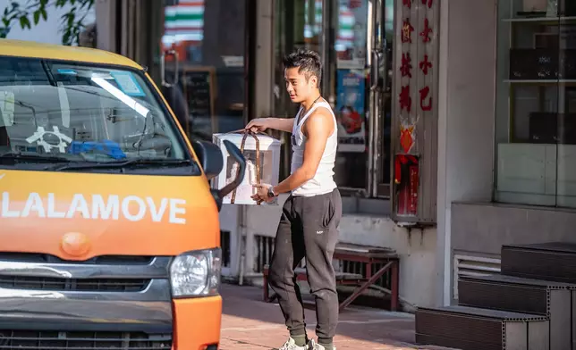 孔德賢一上車就為蛋糕開大冷氣，呢個司機確係細心，抵讚！