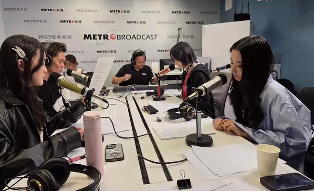 通過三個女孩的成長故事，深入探討親情、愛情與自我追尋的人生課題。