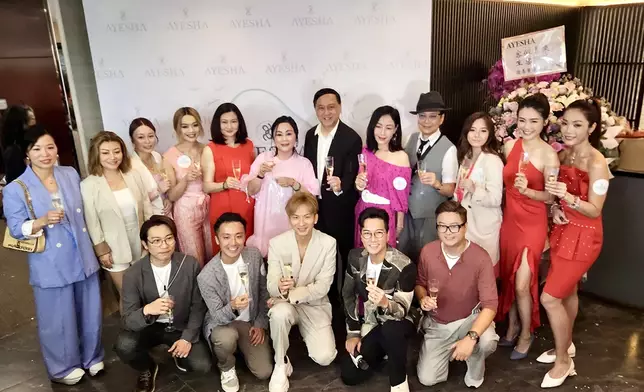 祝酒儀式_ 詩琳集團老闆謝欣玲(中)與周吉佩、區永權、李佳、顏米羔、賈思樂、何國鉦