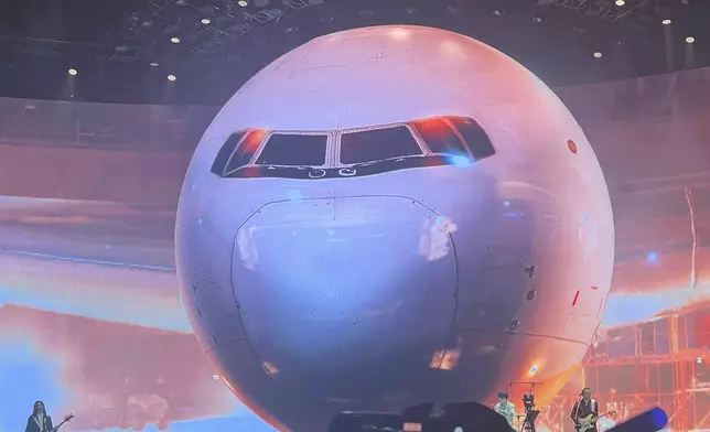 舞台以機械風設計、煙火特效加持(本網記者攝)
