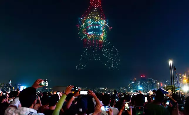 五一晚上，灣仔上空舉行以三大非遺節慶為主題的無人機表演，圖為譚公誕。