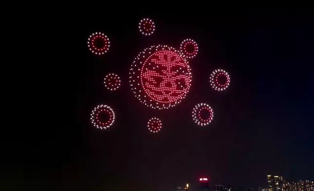 五一晚上，灣仔上空舉行以三大非遺節慶為主題的無人機表演，圖為長洲太平清醮平安包。