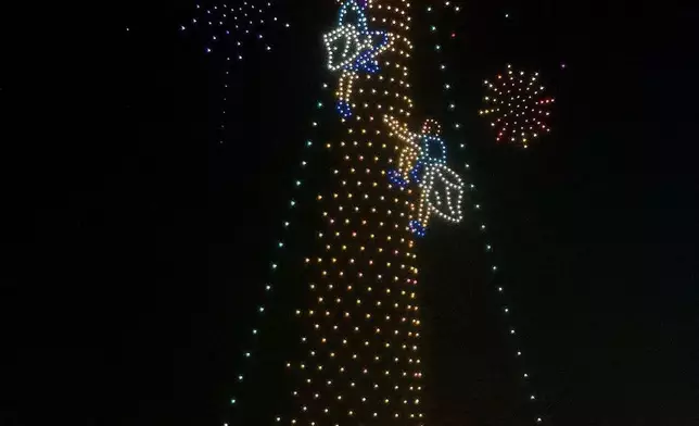 五一晚上，灣仔上空舉行以三大非遺節慶為主題的無人機表演，圖為長洲太平清醮搶包山。