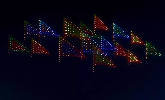 五一晚上，灣仔上空舉行以三大非遺節慶為主題的無人機表演，圖為長洲太平清醮飄色會景巡遊。