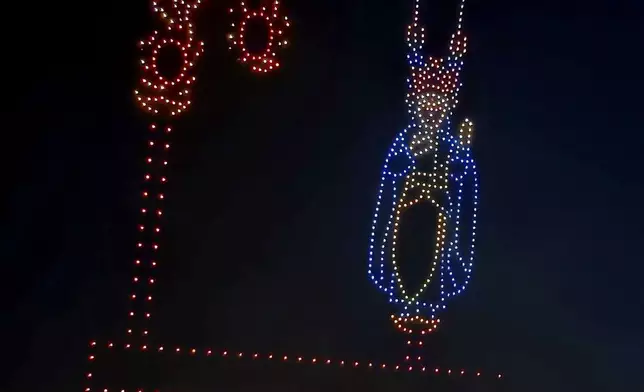 五一晚上，灣仔上空舉行以三大非遺節慶為主題的無人機表演，圖為長洲太平清醮飄色會景巡遊。