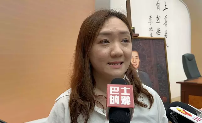 陳小姐是煤氣公司職員，她指李兆基對員工很好。巴士的報記者攝