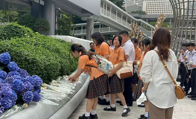 展覽設有紀念花園，供公眾留言致意。巴士的報記者攝