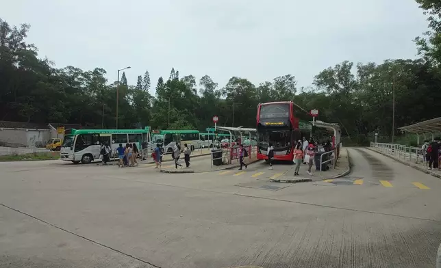 北潭涌開往萬宜水庫東壩的專線小巴第9A號線加強服務。方國珊FB圖片