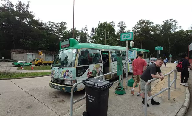 北潭涌開往萬宜水庫東壩的專線小巴第9A號線加強服務。方國珊FB圖片