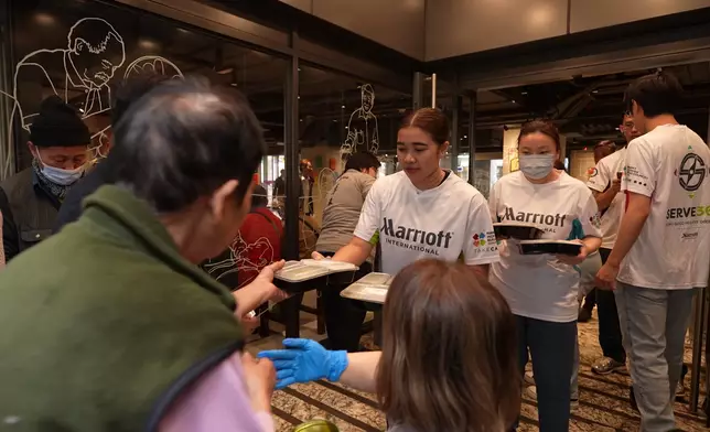 「廚尊」定時為街坊派飯，幫助弱勢社群。
