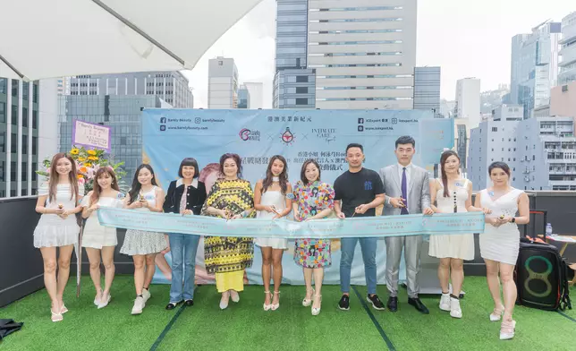 何泳芍和一眾嘉賓進行剪綵儀式。