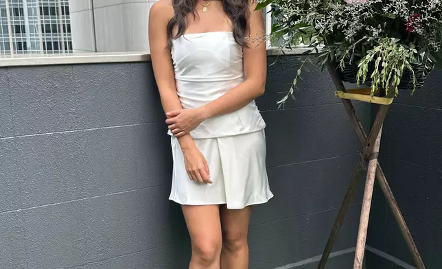 何泳芍按摩胸部防乳癌。（本網記者攝）