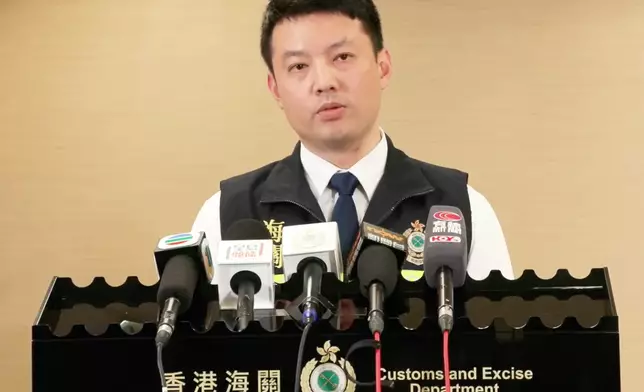 海關毒品調查科機場調查課調查主任梁錦榮簡報案情。香港海關FB