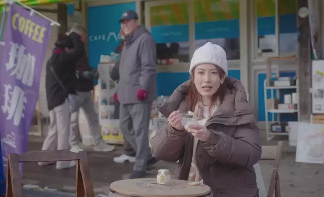 蔣家旻試勻用泉水製成的啤酒、布甸及咖啡。