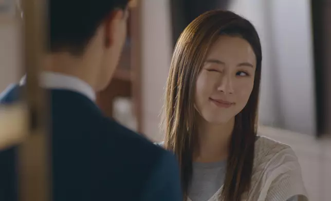 王敏奕示範「單眼放電」魅力。