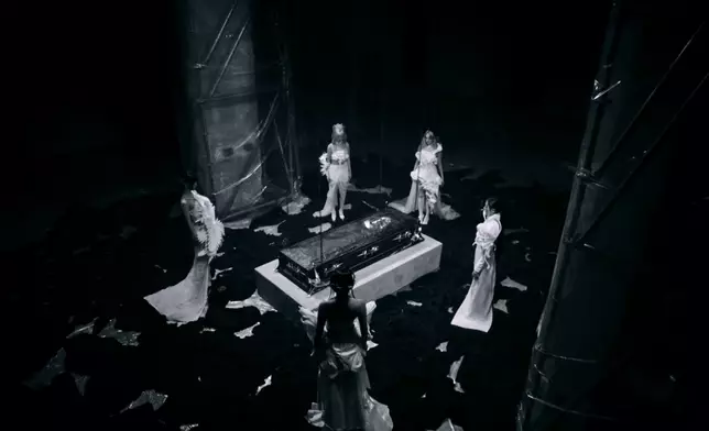 五位成員像在與過往道別。 影片截圖