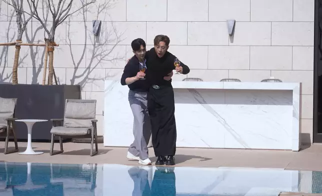 Edan攪笑地扮跌，Anson Lo貼心地扶著他。