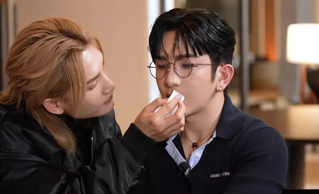 Jeremy細心地幫Anson Lo抹嘴。