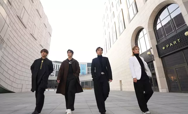 MIRROR第一個小組團綜由姜濤、Anson Lo、Edan和Jeremy率先玩轉韓國。