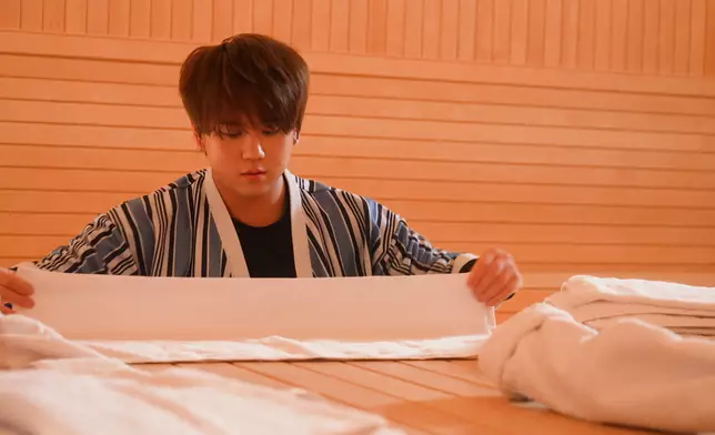 姜濤認真地摺羊角帽。