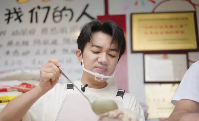 將飯盒送到老人家手中。