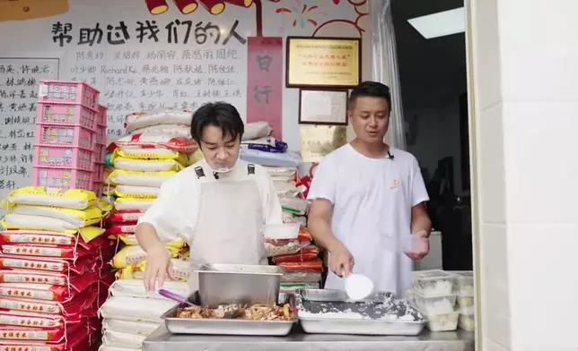 將飯盒送到老人家手中。