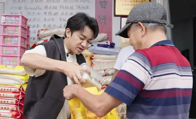 將飯盒送到老人家手中。
