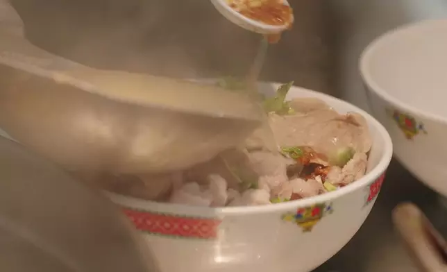 將剛買到的新鮮豬肉立刻做成熱騰騰的豬肉湯麵。