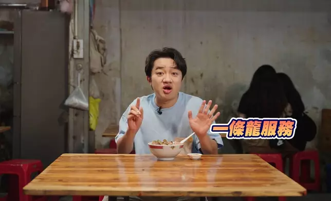 品嚐新鮮豬肉湯麵。