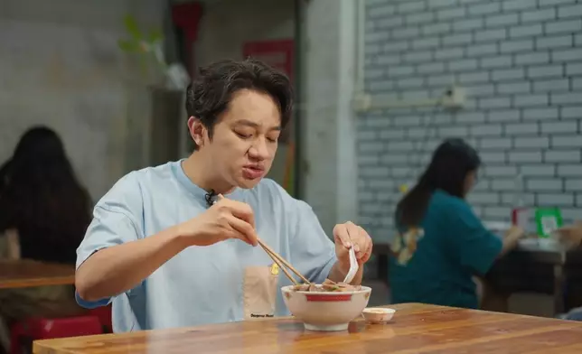 品嚐新鮮豬肉湯麵。