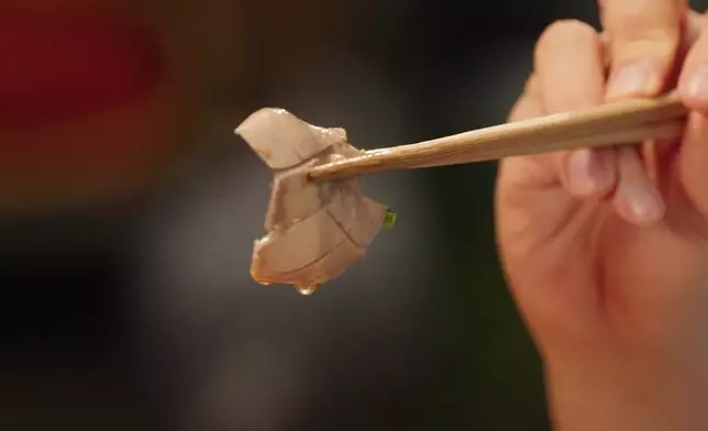 品嚐新鮮豬肉湯麵。