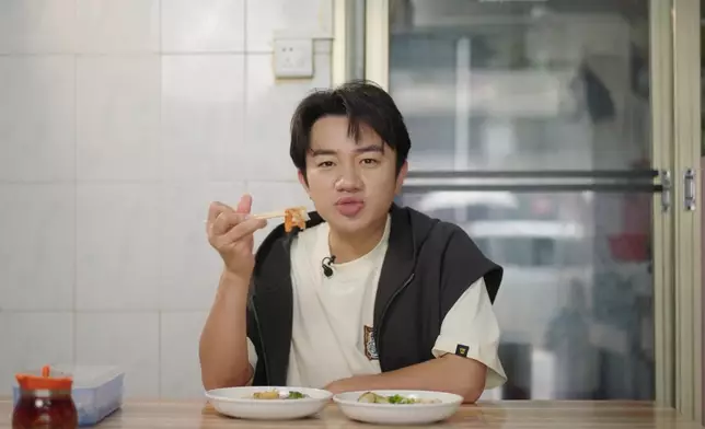 品嚐海鮮腸粉和牛肉腸粉。