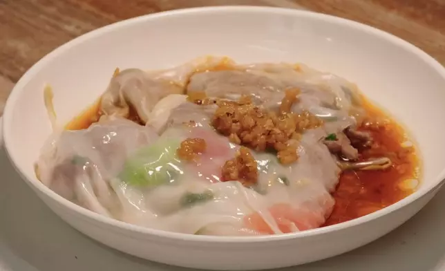 品嚐海鮮腸粉和牛肉腸粉。