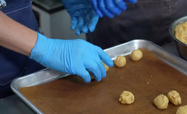 師傅一臉驚訝地評價：「你搓到它出油了……你……」