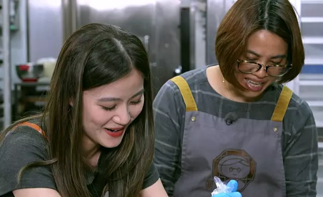 王汛文則挑戰製作腰果酥。