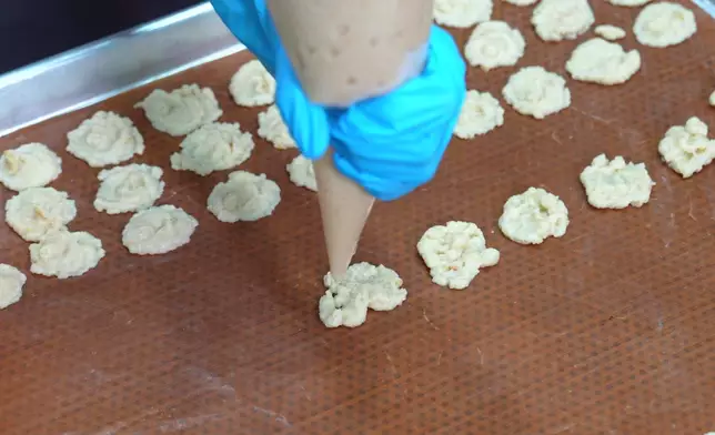 創意十足的她把腰果酥做成了心形和星星。