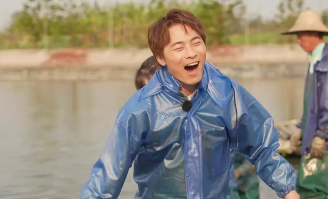 彈出水面的瞬間水花四濺，讓三位瞬間變成了「水花戰士」。