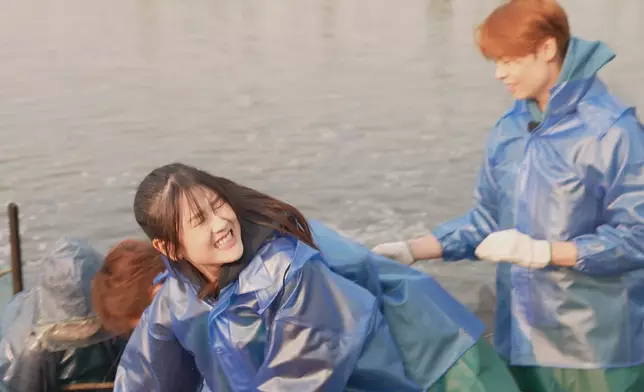 彈出水面的瞬間水花四濺，讓三位瞬間變成了「水花戰士」。