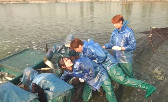 彈出水面的瞬間水花四濺，讓三位瞬間變成了「水花戰士」。