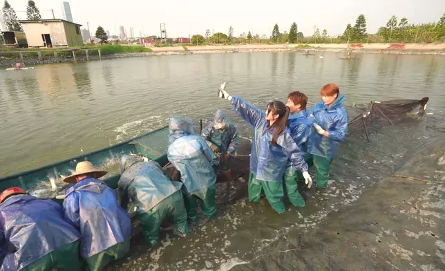 潘靜文第一個成功捉到烏頭，臉上洋溢著得意的笑容。