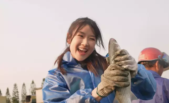 潘靜文第一個成功捉到烏頭，臉上洋溢著得意的笑容。