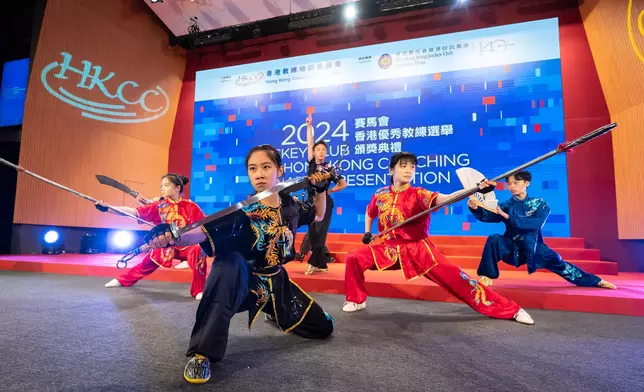 武術運動員曾楚喬、王敬涵、鍾卓言、何証騫、黎逸熙及李天樂在頒獎典禮進行武術示範。